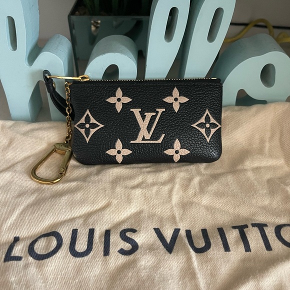 Louis Vuitton - Picture 1 of 11